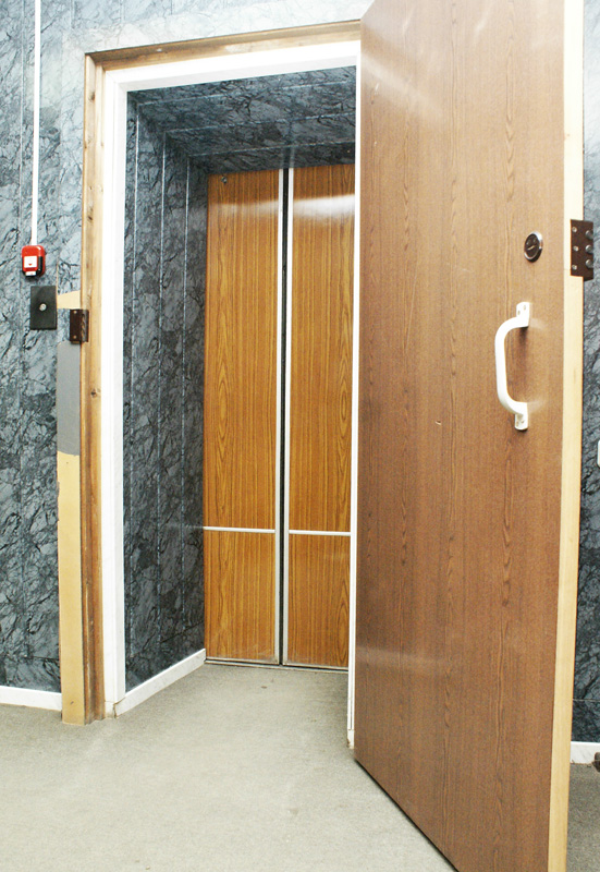 лифт и дверь