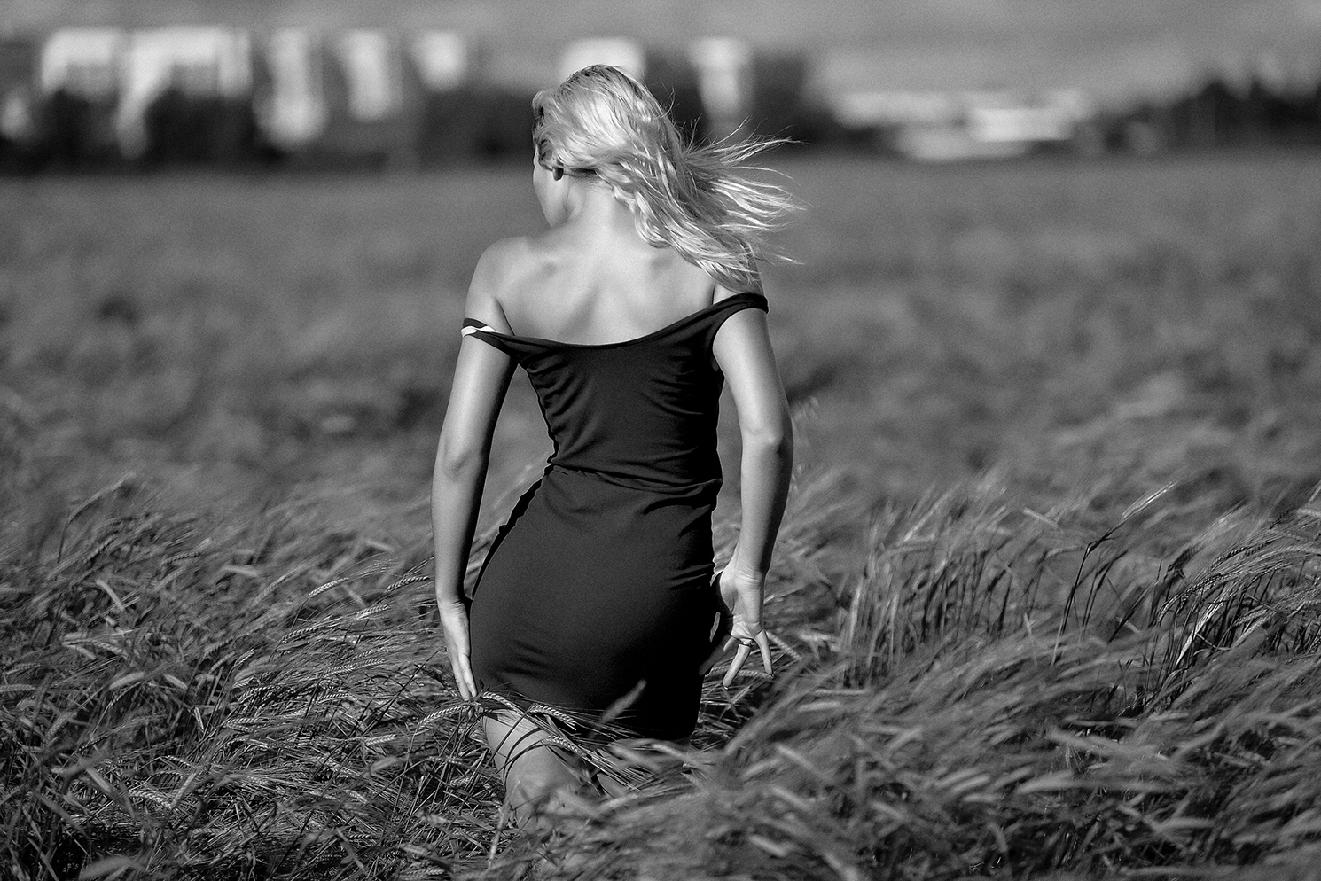 Голая русская девушка на черно белом фото